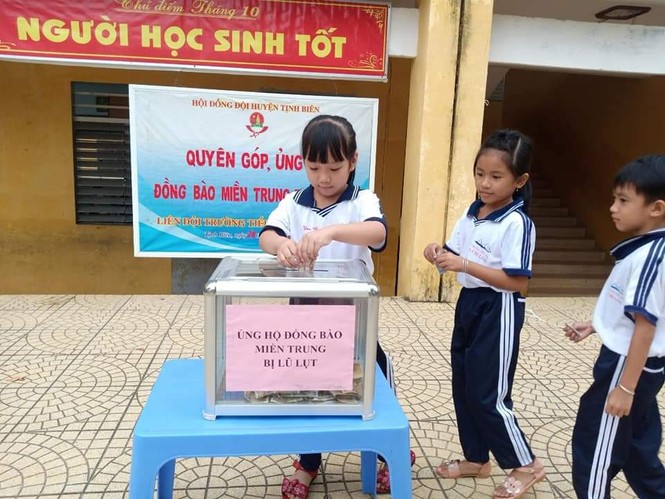 Cảm động với hình ảnh học sinh dân tộc ủng hộ đồng bào miền Trung - ảnh 2