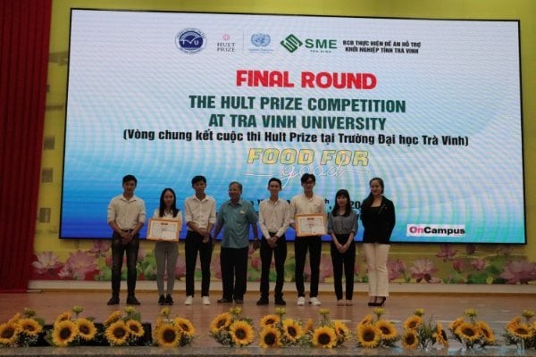 Dự án “Mật dừa nước đóng chai” xuất sắc vượt qua hàng chục dự án khác để đoạt giải nhất cuộc thi khởi nghiệp. - ảnh 1