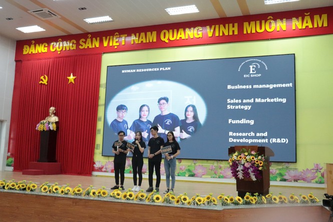 Dự án “Mật dừa nước đóng chai” xuất sắc vượt qua hàng chục dự án khác để đoạt giải nhất cuộc thi khởi nghiệp. - ảnh 2