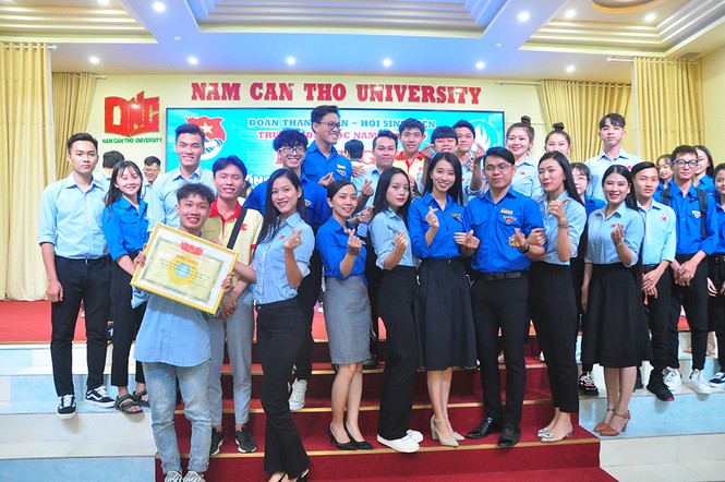Người đẹp áo dài Hoa hậu Việt Nam được tặng giấy khen về công tác Đoàn - ảnh 5