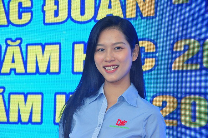 Người đẹp áo dài Hoa hậu Việt Nam được tặng giấy khen về công tác Đoàn - ảnh 2