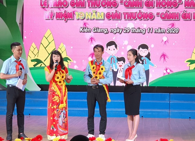 Tuyên dương những 'Cánh én hồng' vì học sinh thân yêu - ảnh 4