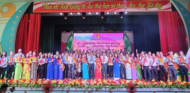 Tuyên dương những 'Cánh én hồng' vì học sinh thân yêu - ảnh 5