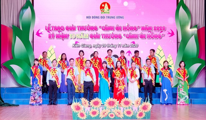 Tuyên dương những 'Cánh én hồng' vì học sinh thân yêu - ảnh 3