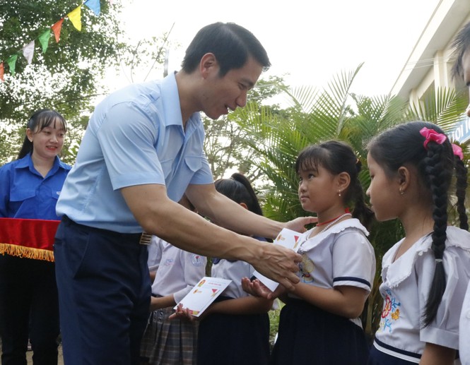 Hội đồng đội Trung ương tặng sân chơi cho thiếu nhi Đồng Tháp gần 1 tỷ đồng - ảnh 1