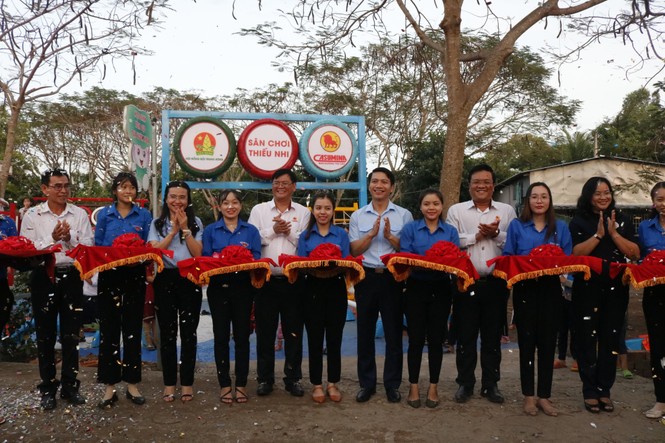 Hội đồng đội Trung ương tặng sân chơi cho thiếu nhi Đồng Tháp gần 1 tỷ đồng - ảnh 2