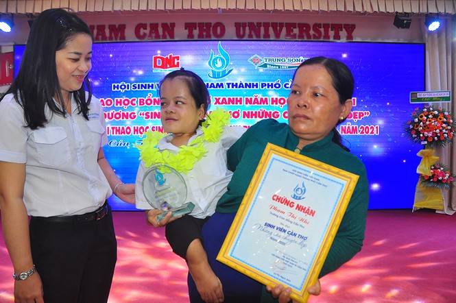 Cảm động với nghị lực của nữ sinh nhiễm chất độc da cam - ảnh 4