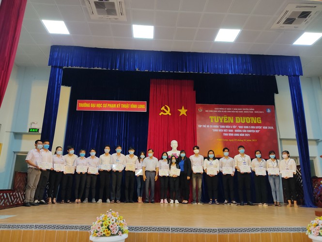 Vĩnh Long tuyên dương hơn 100 'Sinh viên 5 tốt' năm 2021 - ảnh 2