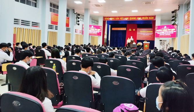 Vĩnh Long tuyên dương hơn 100 'Sinh viên 5 tốt' năm 2021 - ảnh 3