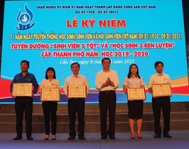 Cần Thơ tuyên dương 231 'Sinh viên 5 tốt' cấp thành phố - ảnh 3
