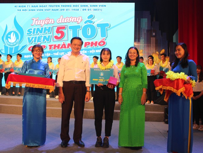Cần Thơ tuyên dương 231 'Sinh viên 5 tốt' cấp thành phố - ảnh 1