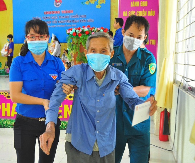 Trung ương Đoàn tặng gần 1 tỷ đồng cho người dân Đồng Tháp vui xuân, đón tết - ảnh 10