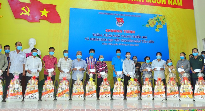 Trung ương Đoàn tặng gần 1 tỷ đồng cho người dân Đồng Tháp vui xuân, đón tết - ảnh 7
