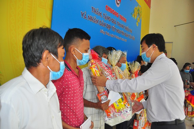 Trung ương Đoàn tặng gần 1 tỷ đồng cho người dân Đồng Tháp vui xuân, đón tết - ảnh 2