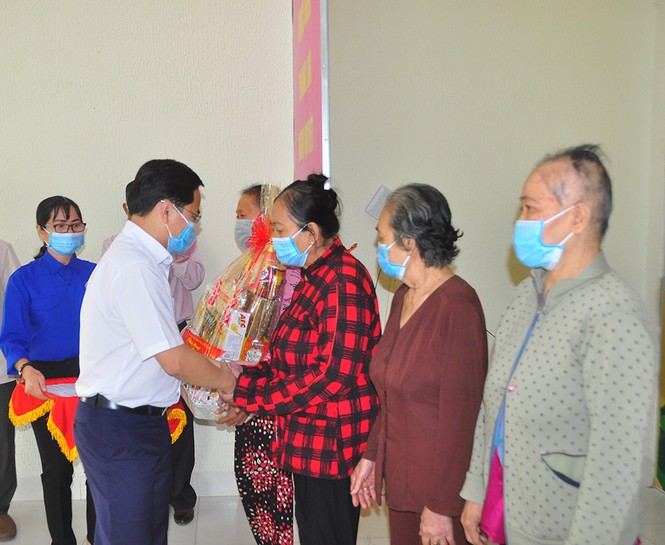 Trung ương Đoàn tặng gần 1 tỷ đồng cho người dân Đồng Tháp vui xuân, đón tết - ảnh 3