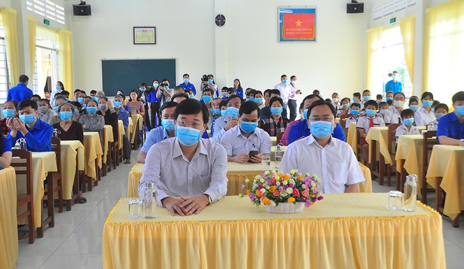 Trung ương Đoàn tặng gần 1 tỷ đồng cho người dân Đồng Tháp vui xuân, đón tết - ảnh 6