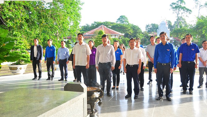 Trung ương Đoàn tặng gần 1 tỷ đồng cho người dân Đồng Tháp vui xuân, đón tết - ảnh 14