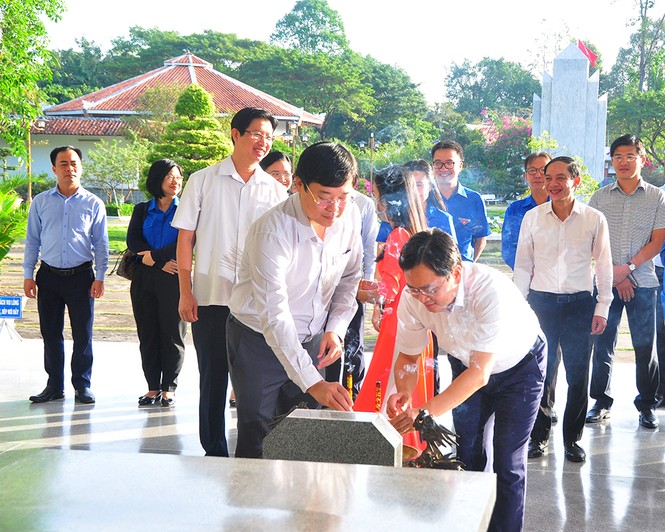 Trung ương Đoàn tặng gần 1 tỷ đồng cho người dân Đồng Tháp vui xuân, đón tết - ảnh 17