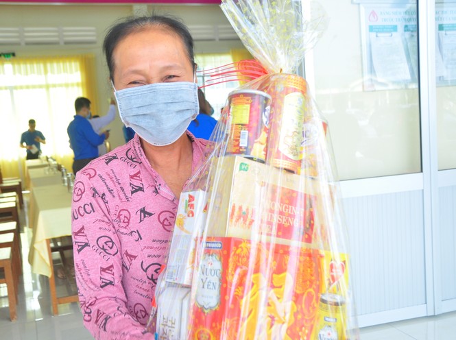 Trung ương Đoàn tặng gần 1 tỷ đồng cho người dân Đồng Tháp vui xuân, đón tết - ảnh 9