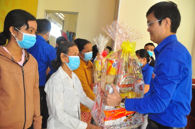 Trung ương Đoàn tặng gần 1 tỷ đồng cho người dân Đồng Tháp vui xuân, đón tết - ảnh 4