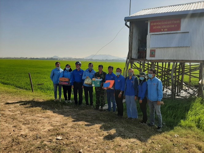 'Thắp sáng biên cương', ngăn chặn COVID -19 - ảnh 9