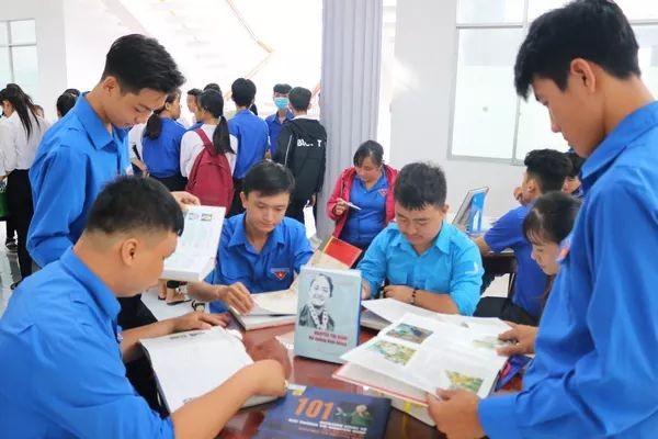 Bến Tre lần đầu tổ chức đường sách phục vụ dân dịp Tết - ảnh 2