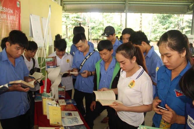 Bến Tre lần đầu tổ chức đường sách phục vụ dân dịp Tết - ảnh 1