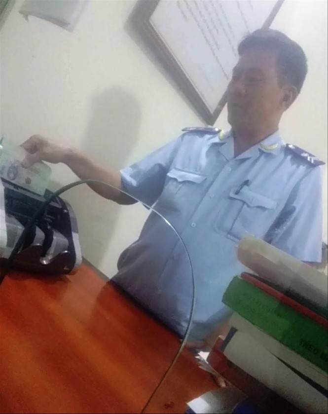 'Làm luật' ở cửa khẩu quốc tế Tây Trang - ảnh 2