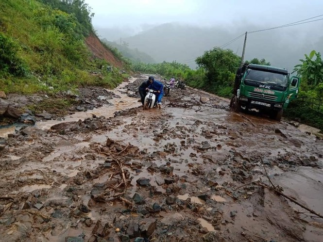 Giao thông ách tắc, thiệt hại ước tính 276 tỷ sau vụ lũ quét ở Thanh Hóa - ảnh 3