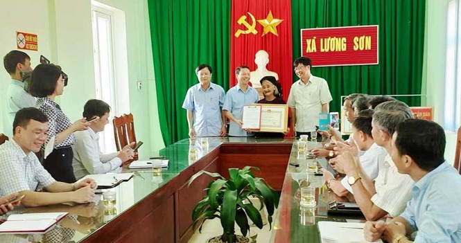 Tặng bằng khen cho cụ bà 83 tuổi xin thoát nghèo - ảnh 1