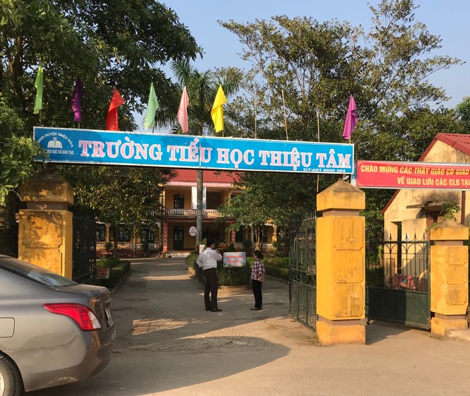 Giáo viên bất ngờ nhận quyết định chuyển đi trường khác - ảnh 1