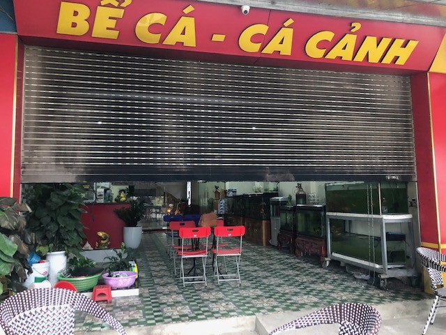 Tưới xăng vào cửa cuốn nhà dân rồi châm lửa đốt - ảnh 2