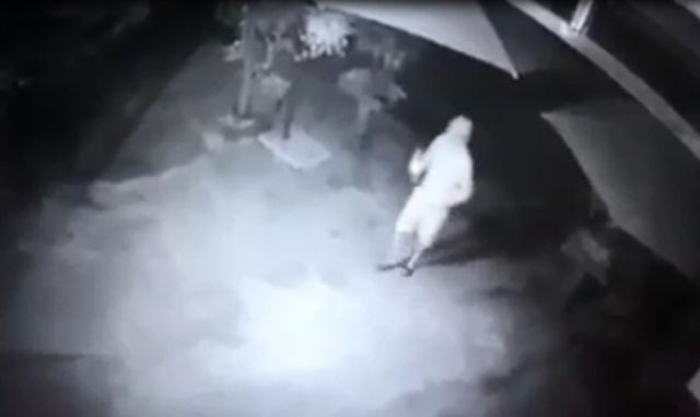 Tưới xăng vào cửa cuốn nhà dân rồi châm lửa đốt - ảnh 1