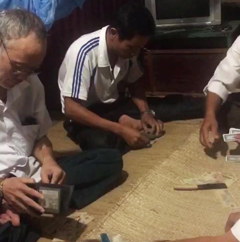Tạm đình chỉ Bí thư và Phó Chủ tịch xã bị quay clip đánh bài ăn tiền ở công sở - ảnh 1