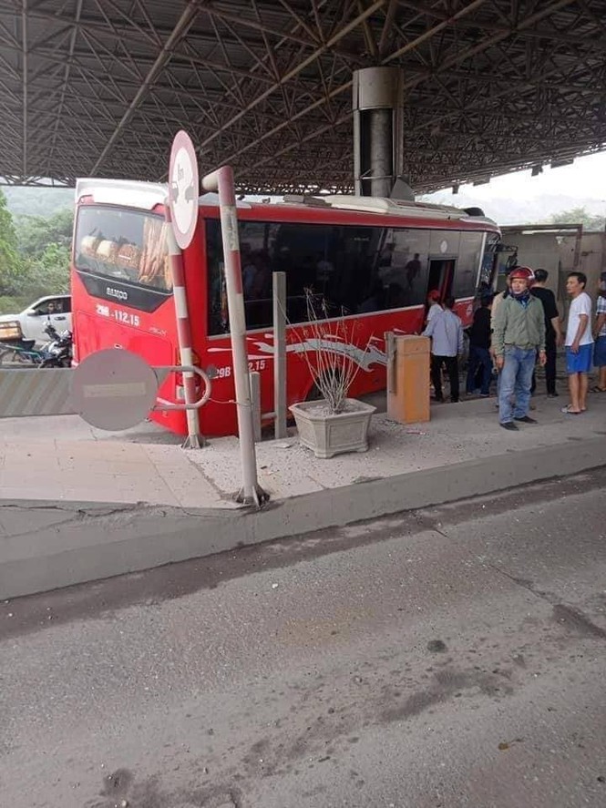 Xe khách đâm nát ca-bin trạm thu phí, 5 người bị thương - ảnh 2