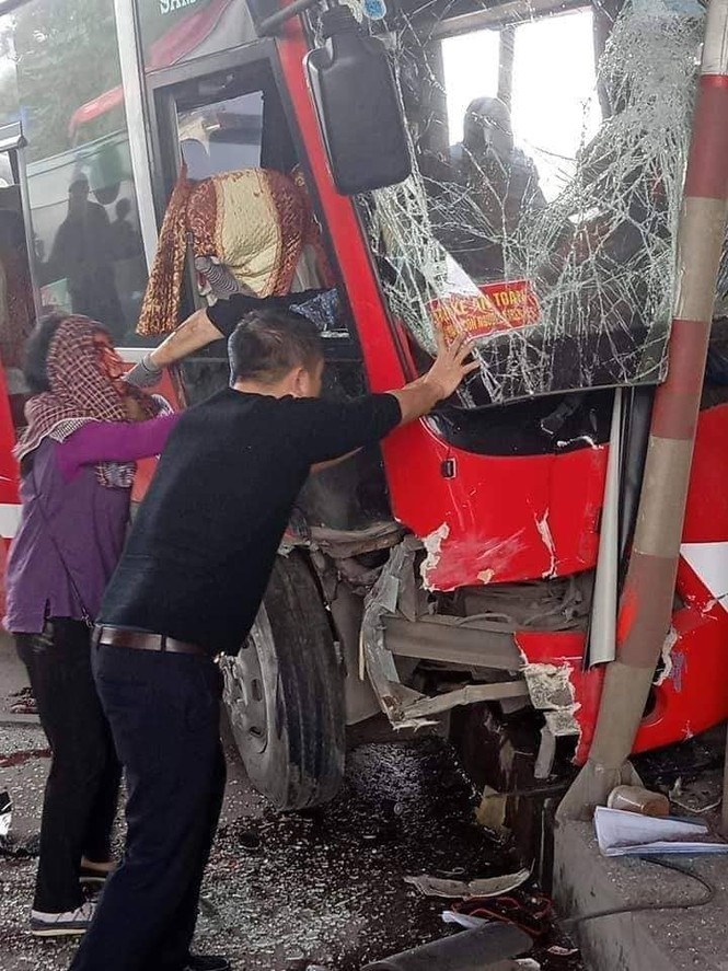 Xe khách đâm nát ca-bin trạm thu phí, 5 người bị thương - ảnh 1