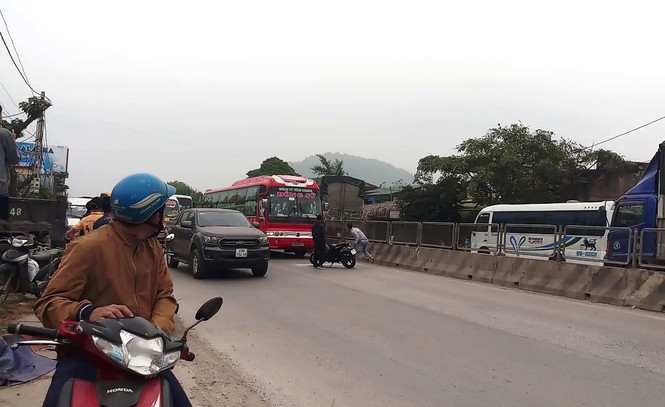 Công an vào cuộc vụ hai nam thanh niên truy đuổi, đập xe khách - ảnh 1