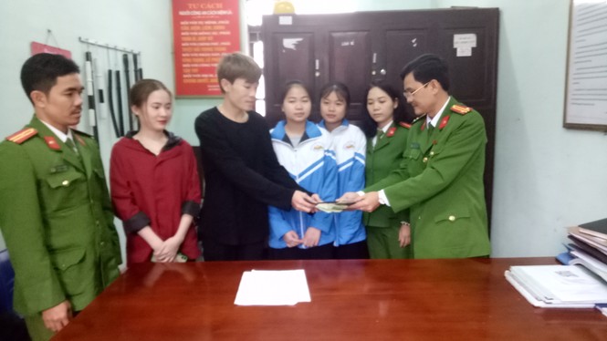 Hai nữ sinh trường Dân tộc Nội trú nhặt được của rơi trả người đánh mất - ảnh 1