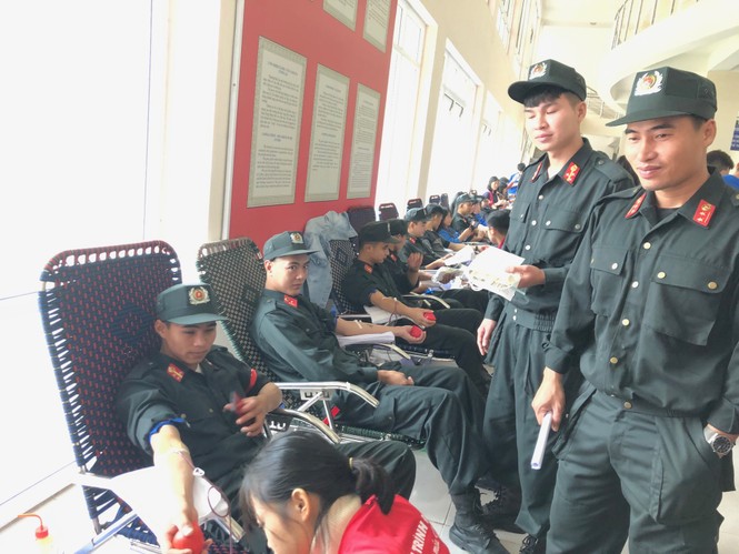 Chiến sỹ Tiểu đoàn Cảnh sát cơ động số 4 hào hứng với Chủ nhật Đỏ - ảnh 6