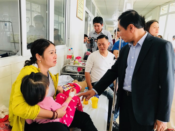 Tạm dừng ăn bán trú ở trường có 130 trẻ nhập viện nghi ngộ độc thực phẩm - ảnh 1