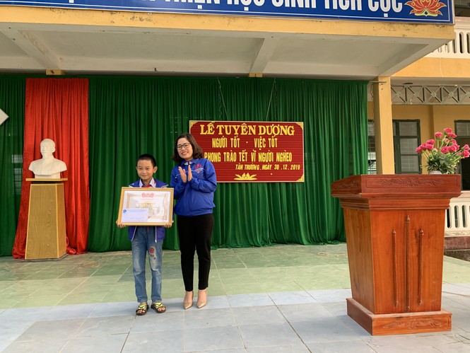 Khen thưởng học sinh lớp 4 nhặt được của rơi trả lại người mất - ảnh 1
