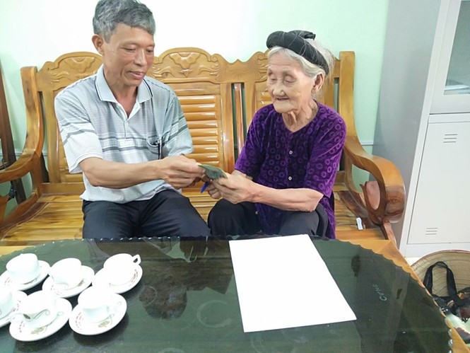 Ngày 1/4, thông tin từ UBND xã Lương Sơn cho biết, vừa qua cụ Mơ đã đạp xe đạp đến Mặt trận tổ quốc xã Lương Sơn trao số tiền 2 triệu đồng để ủng hộ Nhà nước chống dịch virus COVID-19. - ảnh 1