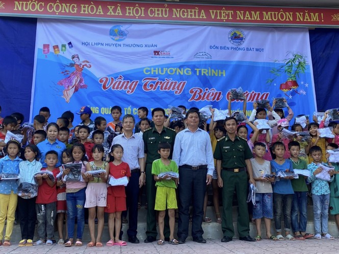 Lung linh ‘Vầng trăng biên cương’ - ảnh 1