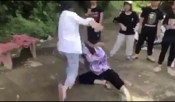 Cơ quan chức năng vào cuộc vụ nữ sinh bị đánh hội đồng ở Thanh Hóa - ảnh 1