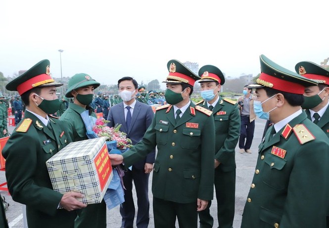 Tân binh các tỉnh thành náo nức lên đường nhập ngũ - ảnh 1