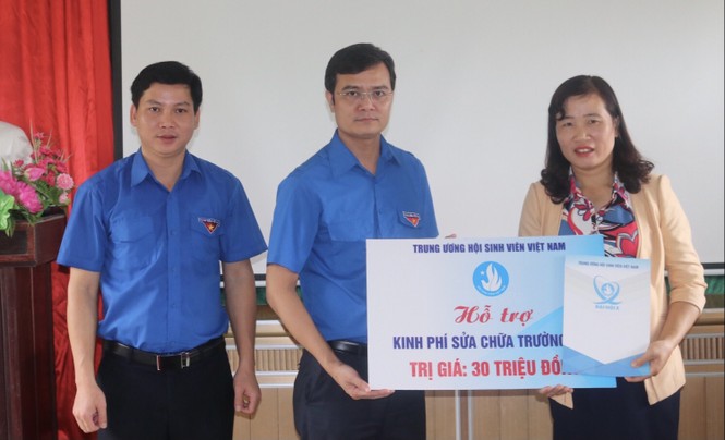TƯ Đoàn thăm, tặng quà học sinh, sinh và nhân dân vùng lũ - ảnh 4