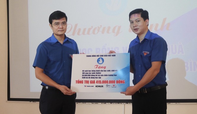 TƯ Đoàn thăm, tặng quà học sinh, sinh và nhân dân vùng lũ - ảnh 2