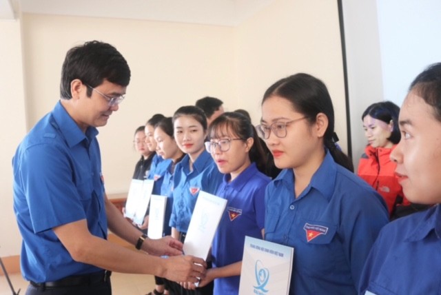 TƯ Đoàn thăm, tặng quà học sinh, sinh và nhân dân vùng lũ - ảnh 1