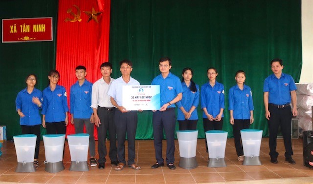 TƯ Đoàn thăm, tặng quà học sinh, sinh và nhân dân vùng lũ - ảnh 3