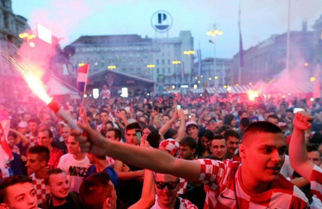 Fan Croatia ‘quậy tưng bừng’ ăn mừng chiến thắng - ảnh 3